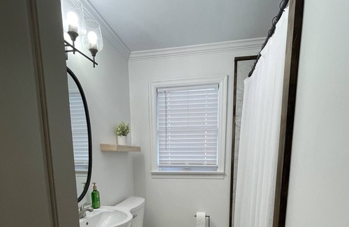 Sheffield House | Bright and Cozy Newly Renovated Home- sleeps 8!