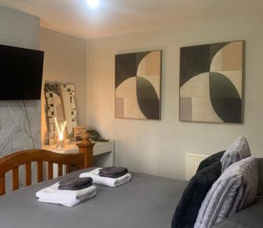 Oldbury House | Bright and Cozy Private Room