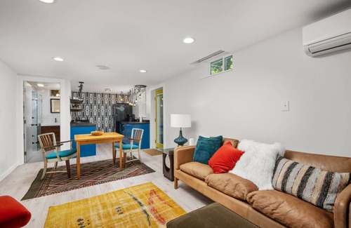Vernon House | Bright and Fun Modern Vibe, New Decor and Furnishing Throughout, Four Blocks 2 Alberta Arts District