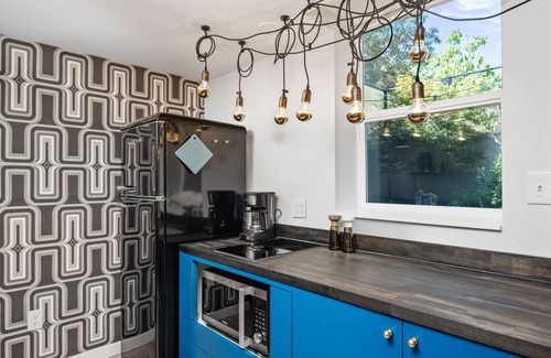 Vernon House | Bright and Fun Modern Vibe, New Decor and Furnishing Throughout, Four Blocks 2 Alberta Arts District