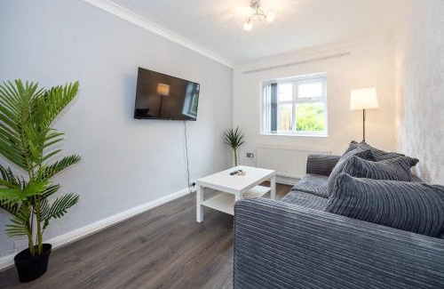 Huyton Apartment | Bright and Modern 2 Bed Home w Garden in Liverpool