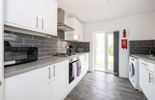 Huyton Apartment | Bright and Modern 2 Bed Home w Garden in Liverpool