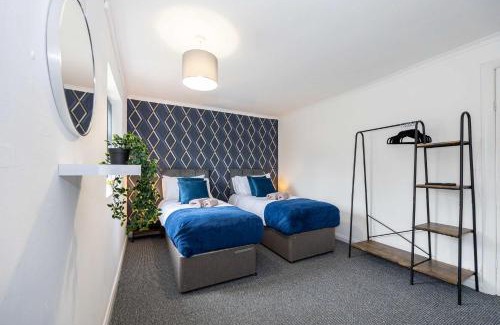 Huyton Apartment | Bright and Modern 2 Bed Home w Garden in Liverpool