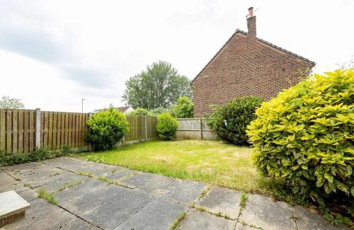 Huyton Apartment | Bright and Modern 2 Bed Home w Garden in Liverpool