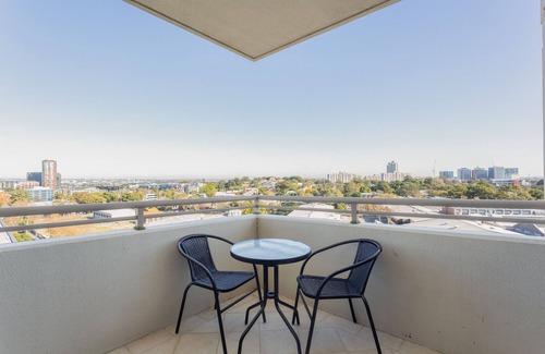 Waterloo Apartment | Bright and Modern Apartment in Amazing Location
