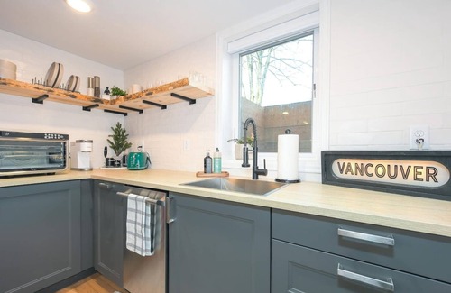 Lincoln Apartment | Bright and Modern Basement Apartment ✿ DT Neighborhood