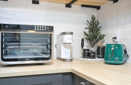 Lincoln Apartment | Bright and Modern Basement Apartment ✿ DT Neighborhood