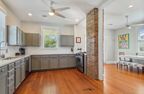 West Riverside House | Bright and Open 5 Bedroom with Patio. Sleeps 10!