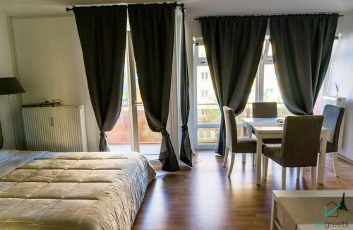 Bogenhausen Apartment | Bright and Quiet Flat with a Balcony