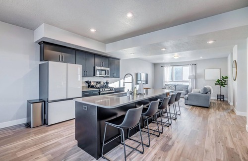 American Fork House | Bright and Spacious 4 Bed/3.5 Bath Modern Townhome with Garage