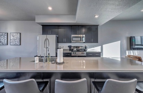 American Fork House | Bright and Spacious 4 Bed/3.5 Bath Modern Townhome with Garage