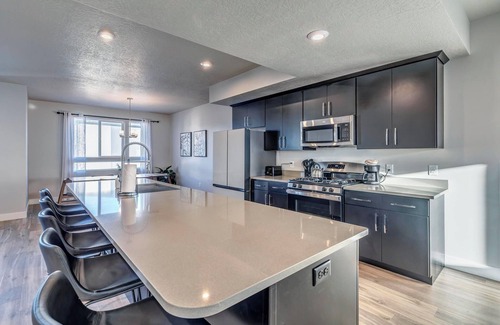 American Fork House | Bright and Spacious 4 Bed/3.5 Bath Modern Townhome with Garage