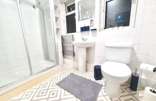 Penge Apartment | Bright and Spacious 2-Bedroom Apartment in London - Your Home Away from Home