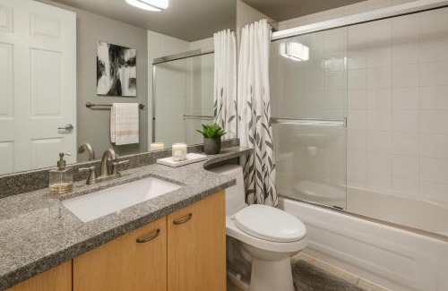 West End Apartment | Bright and Spacious 2BR in Vancouvers Prestigious Coal Harbour