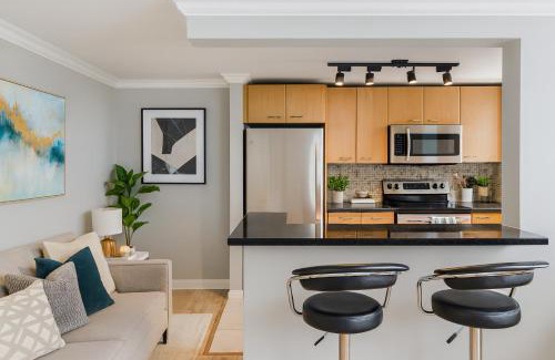 West End Apartment | Bright and Spacious 2BR in Vancouvers Prestigious Coal Harbour