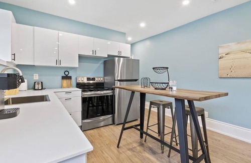 Collingwood Condo | Bright and Spacious Condo in Downtown Collingwood (97043)