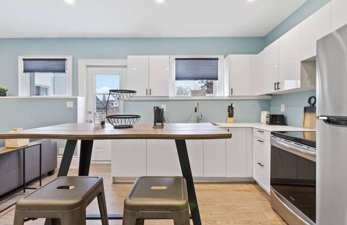 Collingwood Condo | Bright and Spacious Condo in Downtown Collingwood (97043)