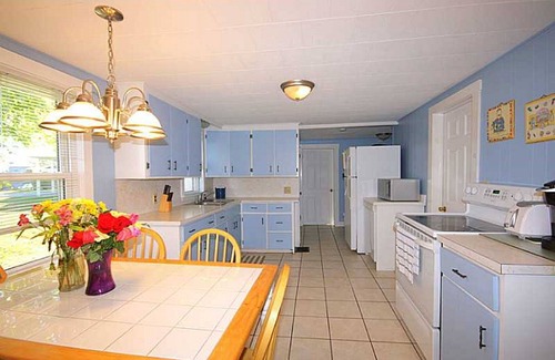 Biddeford Cottage | Bright and Spacious Hills Beach cottage
