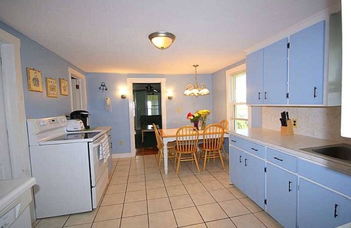 Biddeford Cottage | Bright and Spacious Hills Beach cottage