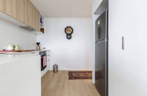 St Kilda Apartment | Bright and Stylish with Bay Views Pool and Sauna