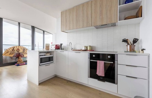 St Kilda Apartment | Bright and Stylish with Bay Views Pool and Sauna