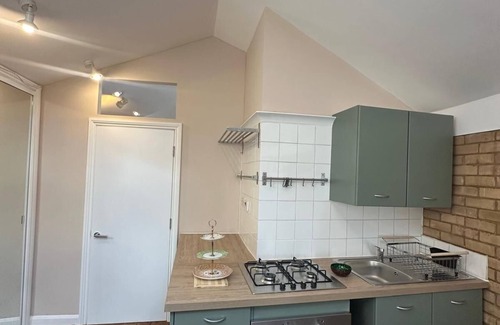 North Kensington Apartment | Bright and stylish one bedroom ground floor flat, 15mins walk to Notting Hill.