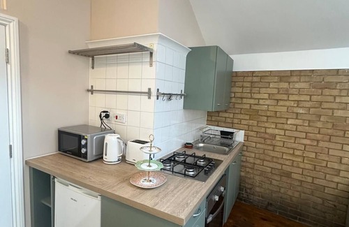 North Kensington Apartment | Bright and stylish one bedroom ground floor flat, 15mins walk to Notting Hill.