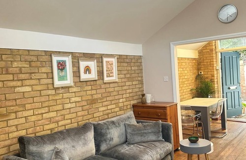 North Kensington Apartment | Bright and stylish one bedroom ground floor flat, 15mins walk to Notting Hill.