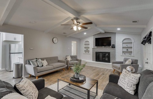 Buckner Terrace - Everglade Park House | Bright and Sunny Dallas Getaway