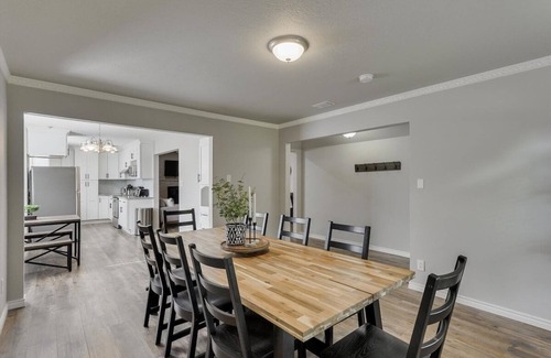 Buckner Terrace - Everglade Park House | Bright and Sunny Dallas Getaway