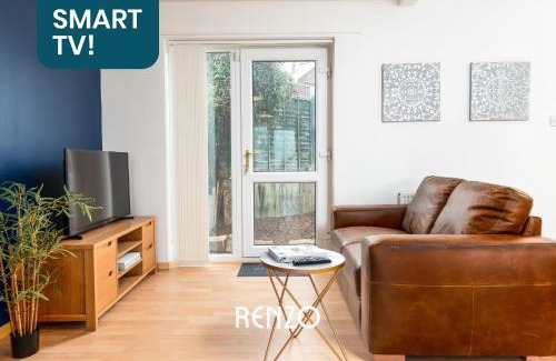 Wilford Apartment | Bright and Warm 1-bed Annexe in West Bridgford, Nottingham by Renzo, Free Driveway Parking!