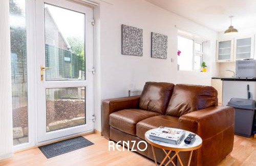 Wilford Apartment | Bright and Warm 1-bed Annexe in West Bridgford, Nottingham by Renzo, Free Driveway Parking!
