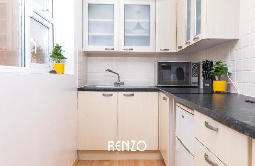 Wilford Apartment | Bright and Warm 1-bed Annexe in West Bridgford, Nottingham by Renzo, Free Driveway Parking!