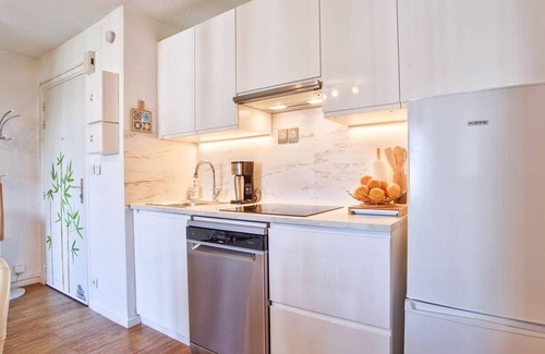 Le Home Apartment | Bright apartment with balconies and private parking