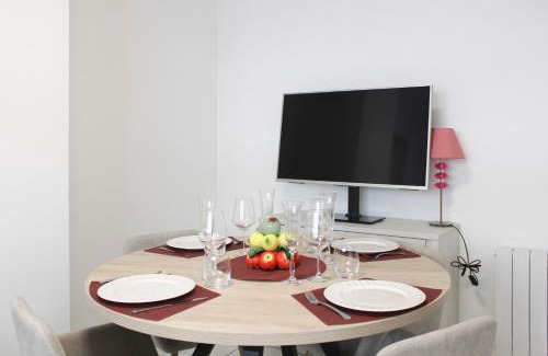 Les Puces de Saint-Ouen Apartment | Bright apartment near Paris Montmartre