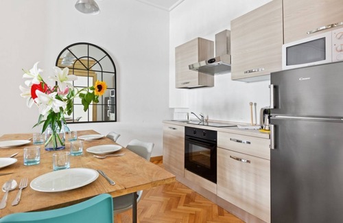 Guastalla Apartment | Bright apartment of 100 square meters, which can comfortably accommodate up to 5 people, located on the third floor of a building with lift. The property boasts an exceptional location in the heart of Milan, just a few steps from Piazza Duomo and San Bab