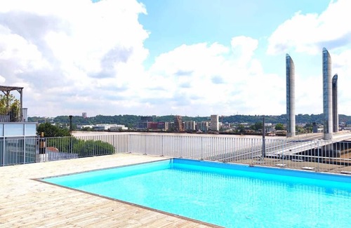 Bassins a Flot Apartment | Bright apartment with pool in Bordeaux