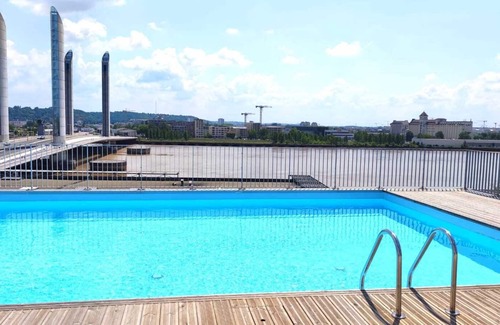 Bassins a Flot Apartment | Bright apartment with pool in Bordeaux