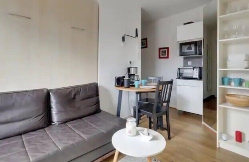 Waldeck-Sully Apartment | Bright apartment with large terrace