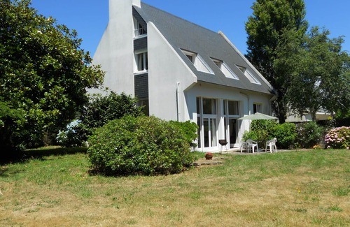 Beg-Meil House | Bright architect house with a large garden