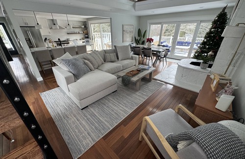 Newport East House | Bright Beach Cottage, renovated 3 bedroom, large private sunny deck!