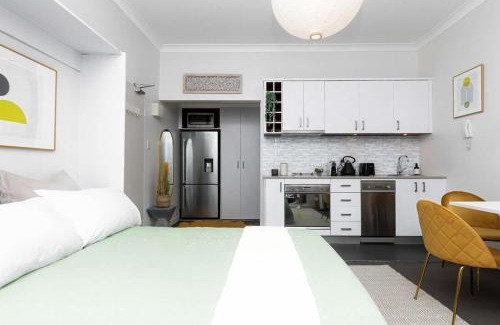 North Bondi Apartment | Bright Beachfront Studio with Terrace & Aircon