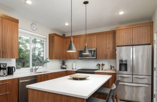 Richmond House | Bright & Beautiful 4 bed/3 bath home in Desirable Neighborhood- Pet Friendly!