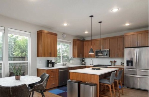 Richmond House | Bright & Beautiful 4 bed/3 bath home in Desirable Neighborhood- Pet Friendly!