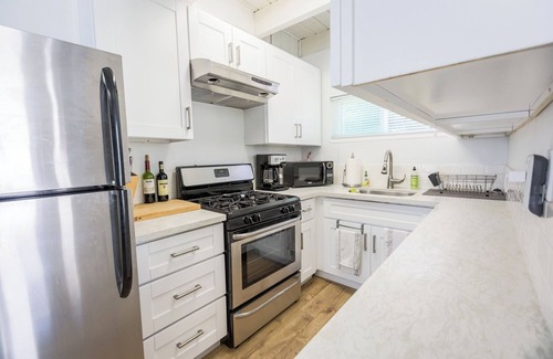 Crown Point Apartment | Bright & Breezy Bay Crown Point Studio +AC +Bikes BLUE HILL