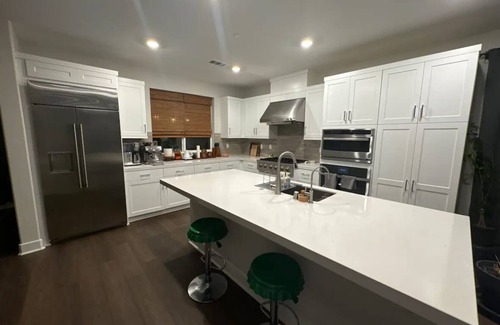 Simi Valley Bed & Breakfast | Bright & Breezy Room - Your Home Away from Home