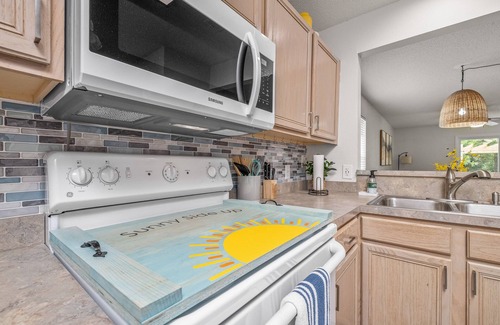 Pensacola House | Bright bungalow 7 mi from Perdido king bed pet and family friendly near NAS