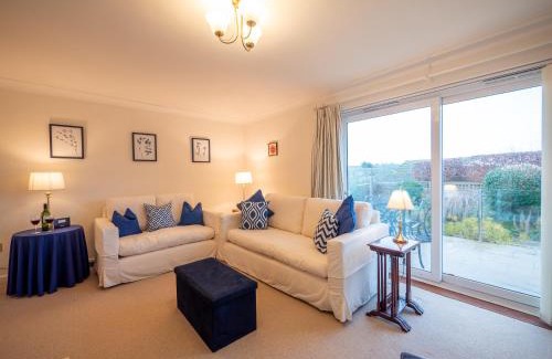 Kingsbridge House | Bright Bungalow Near Town & Estuary With Parking