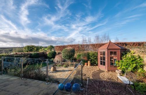 Kingsbridge House | Bright Bungalow Near Town & Estuary With Parking