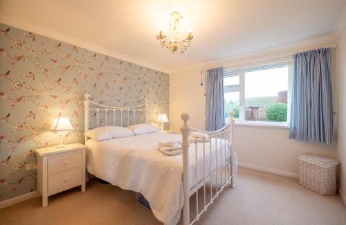 Kingsbridge House | Bright Bungalow Near Town & Estuary With Parking